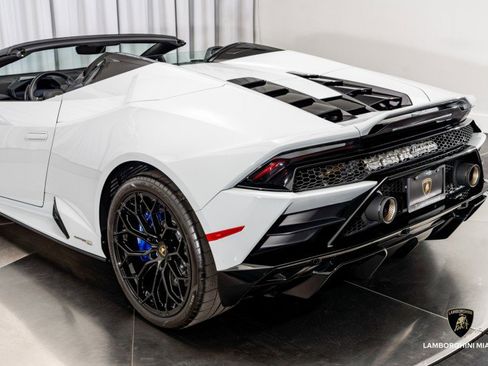 Used 2022 Lamborghini Huracan EVO image 17