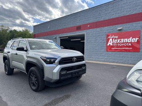 Certified 2025 Toyota 4Runner SR5 AWD/4WD image 1