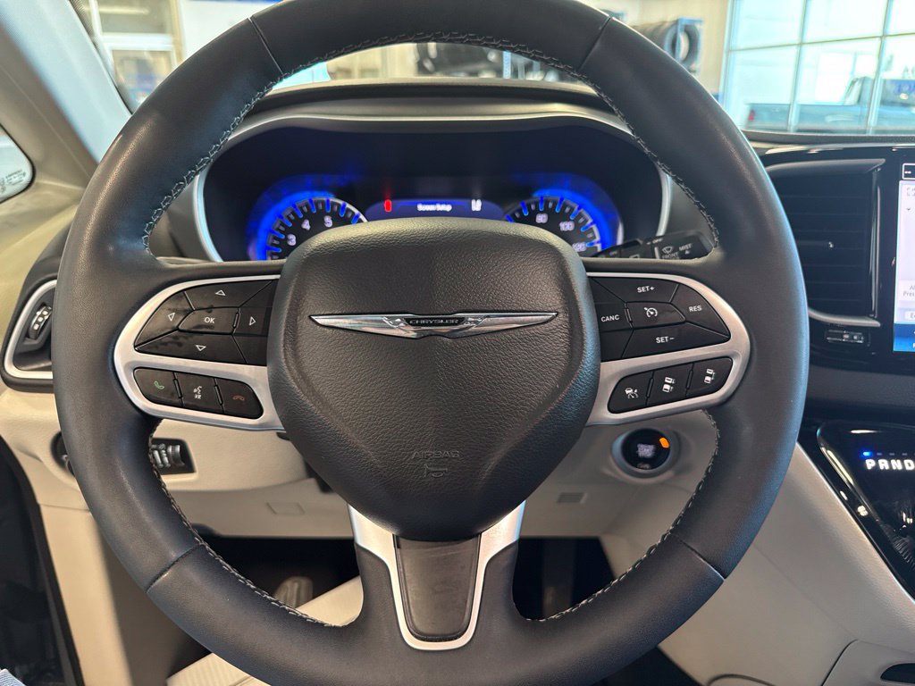 Used 2024 Chrysler Pacifica Touring-L FWD image 11