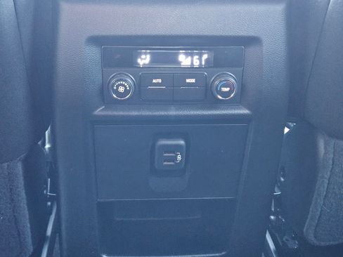 Used 2023 Chevrolet Traverse LT FWD image 27
