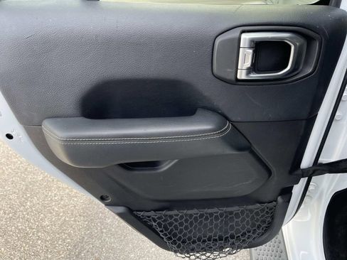 Used 2019 Jeep Wrangler Unlimited Sahara image 18