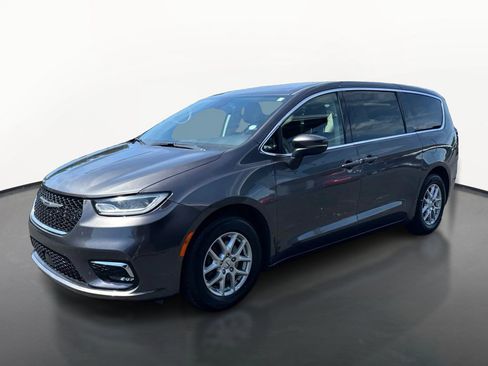Used 2023 Chrysler Pacifica Touring-L FWD image 7