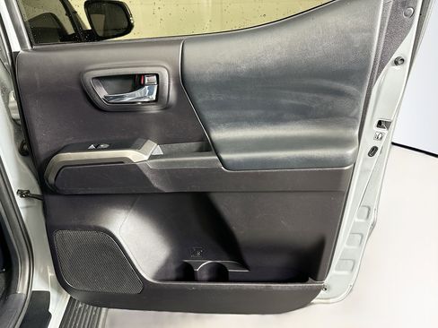 Used 2020 Toyota Tacoma Limited image 31