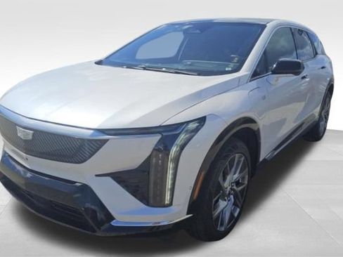 Used 2025 Cadillac Optiq Luxury 2 w/ LPO, Floor Liner Package AWD/4WD image 2