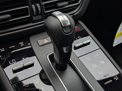 Certified 2026 Porsche Macan AWD/4WD image 20