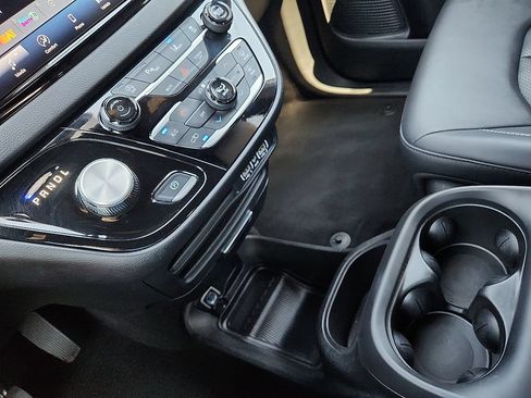 Used 2025 Chrysler Pacifica Select FWD image 12