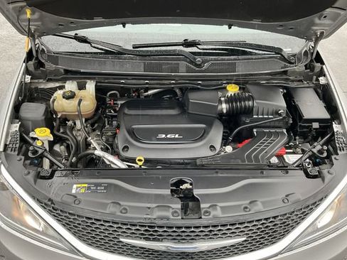 Used 2018 Chrysler Pacifica Touring-L image 34