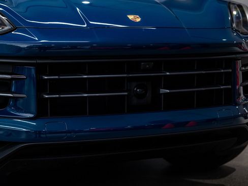 Certified 2025 Porsche Cayenne AWD/4WD image 18