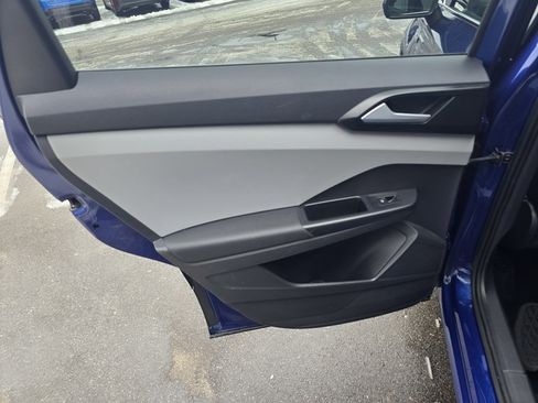 Used 2022 Volkswagen Taos SE w/ Panoramic Sunroof Package image 32