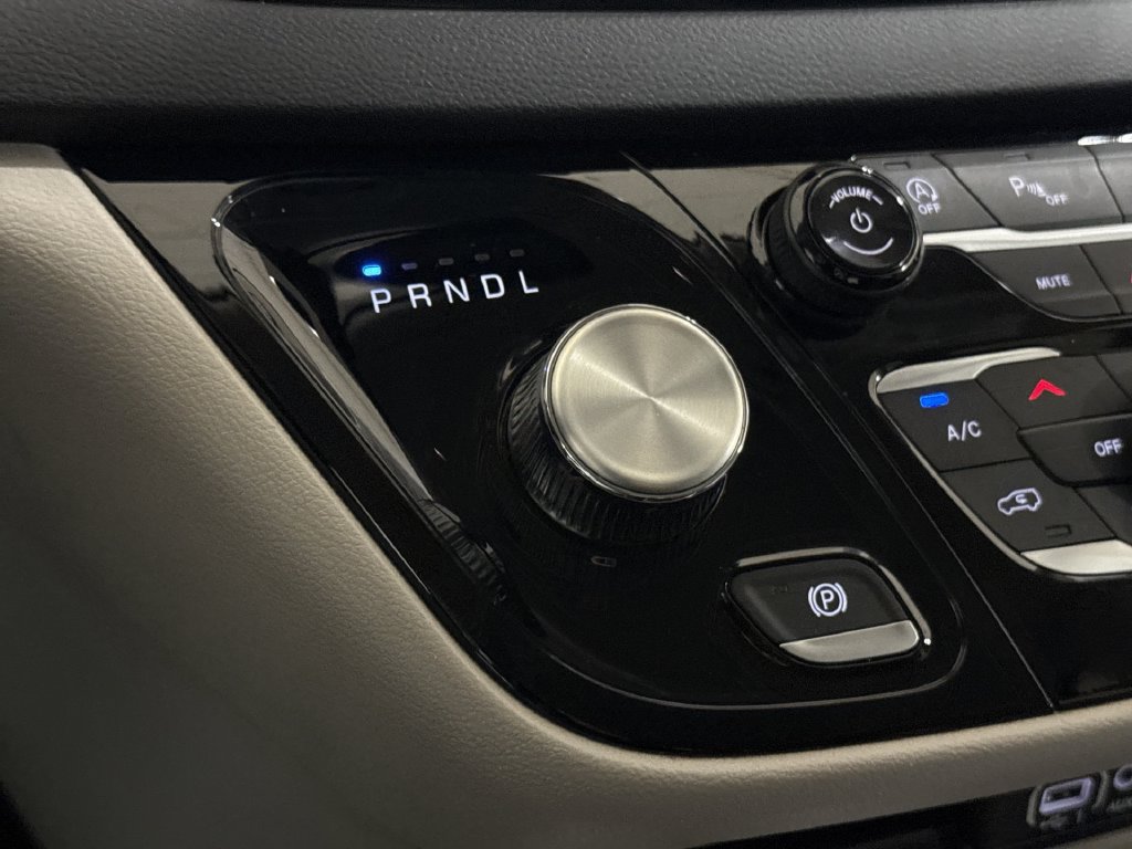 Used 2024 Chrysler Pacifica Touring-L FWD image 17