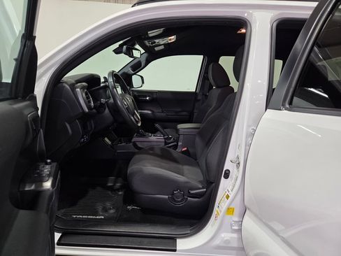 Used 2018 Toyota Tacoma TRD Off-Road w/ Technology Package AWD/4WD image 15
