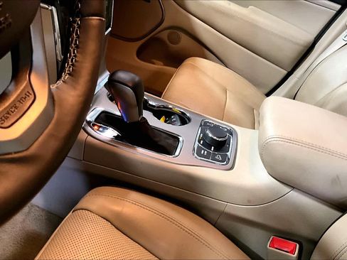 Used 2021 Jeep Grand Cherokee Overland AWD/4WD image 17
