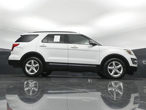 Used 2017 Ford Explorer XLT w/ Equipment Group 201A AWD/4WD image 30