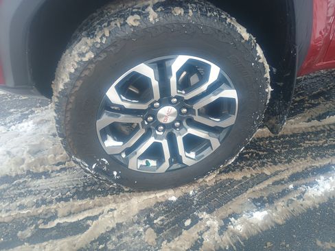 Used 2024 GMC Canyon AT4 w/ Technology Package image 4