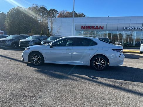 Used 2024 Toyota Camry SE image 5