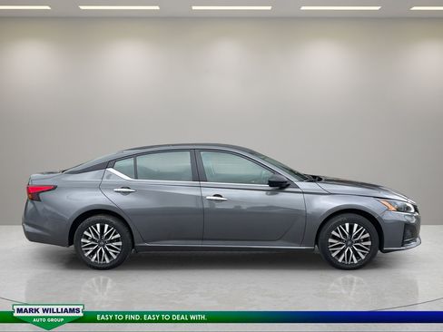 Used 2025 Nissan Altima 2.5 SV AWD/4WD image 3