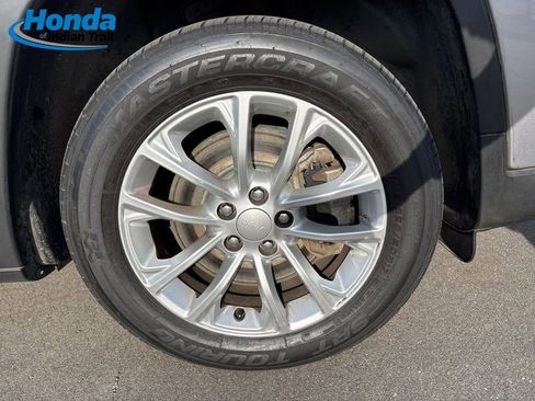 Used 2019 Jeep Cherokee Latitude w/ Popular Appearance Group image 23