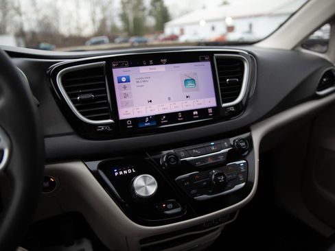 Used 2023 Chrysler Pacifica Touring-L image 13