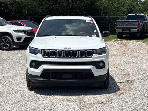 Used 2024 Jeep Compass Latitude AWD/4WD image 2