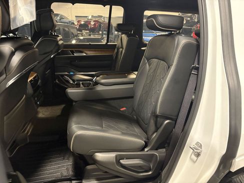 Used 2023 Jeep Grand Wagoneer Series III AWD/4WD image 34