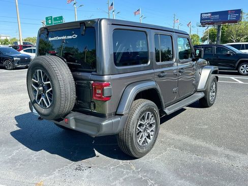 Used 2025 Jeep Wrangler Unlimited Sahara AWD/4WD image 5