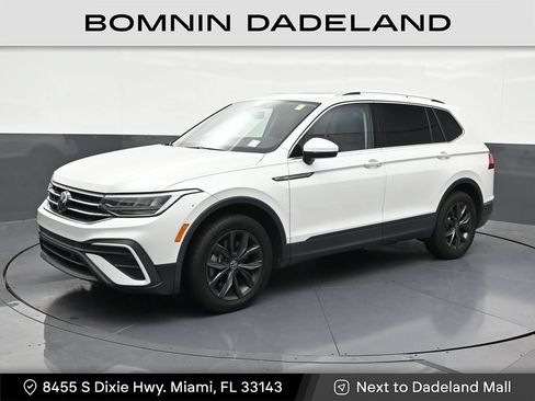 Used 2023 Volkswagen Tiguan SE w/ Panoramic Sunroof Package FWD image 1