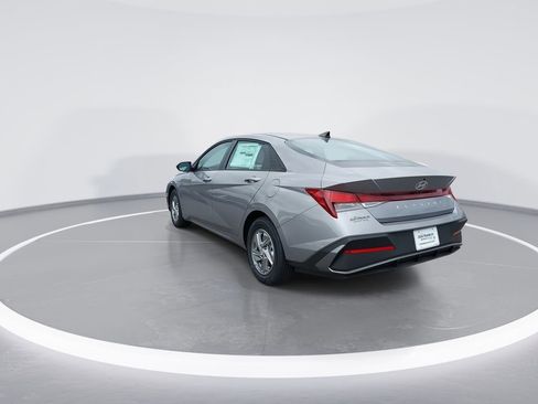 New 2026 Hyundai Elantra SE FWD image 6