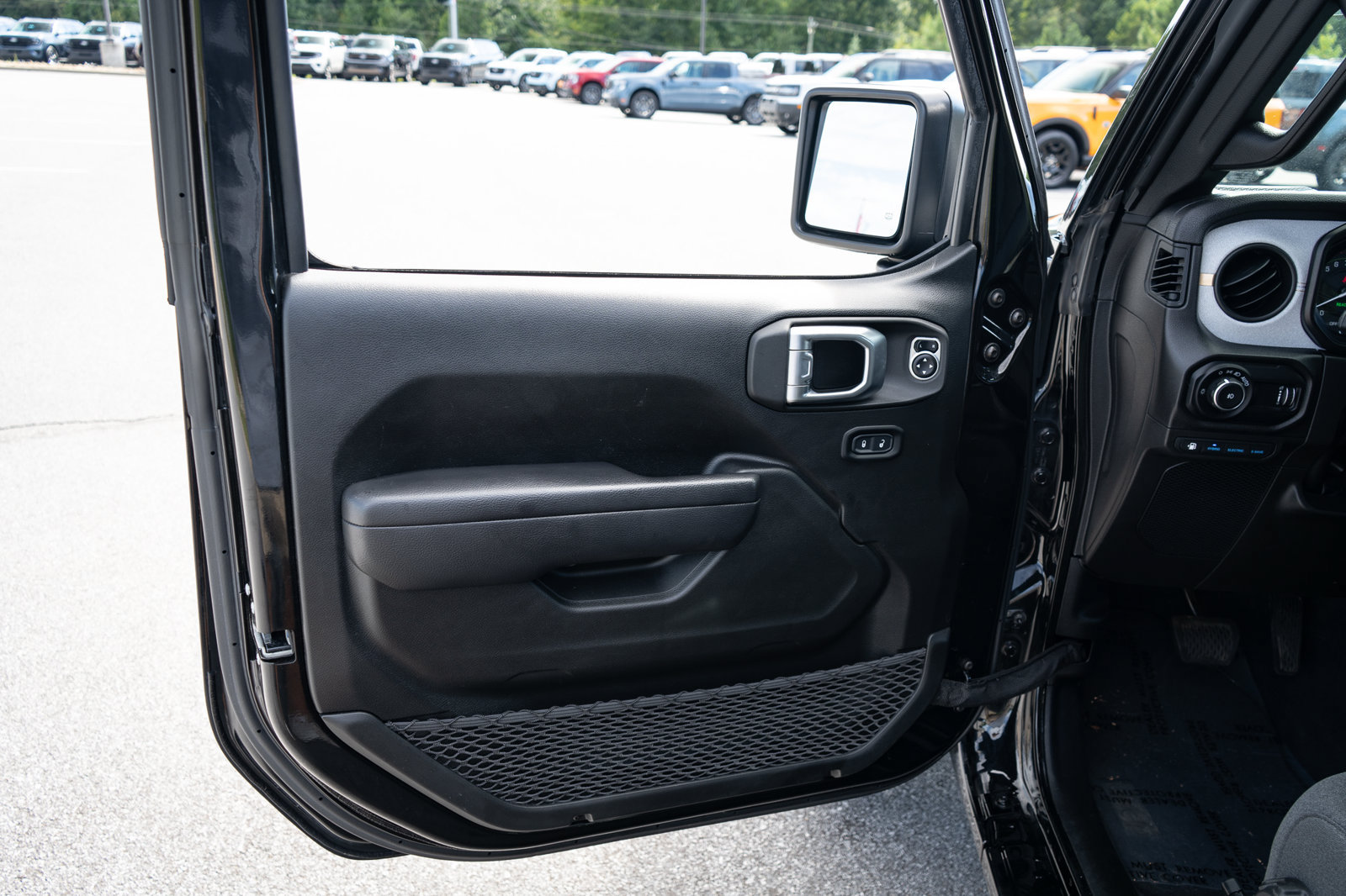 Used 2024 Jeep Wrangler Unlimited w/ Convenience Group AWD/4WD image 16