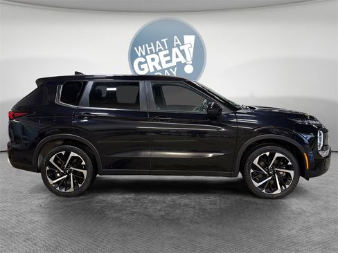 Used 2024 Mitsubishi Outlander SE image 2