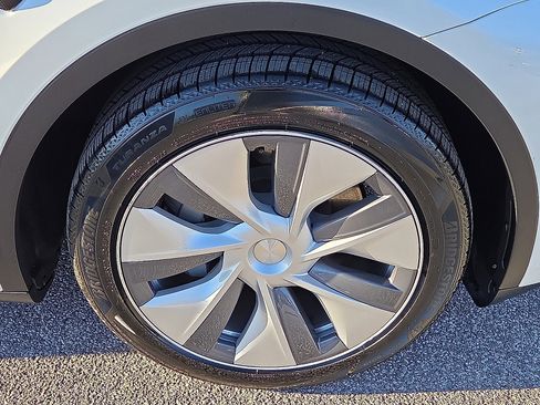 Used 2023 Tesla Model Y Long Range image 7