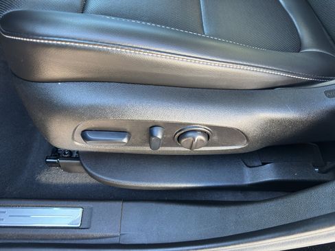 Used 2023 GMC Acadia SLT w/ Elevation Edition image 16