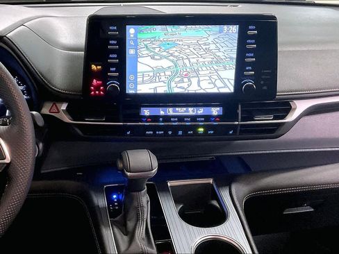 Used 2024 Toyota Sienna XLE Woodland Edition image 6