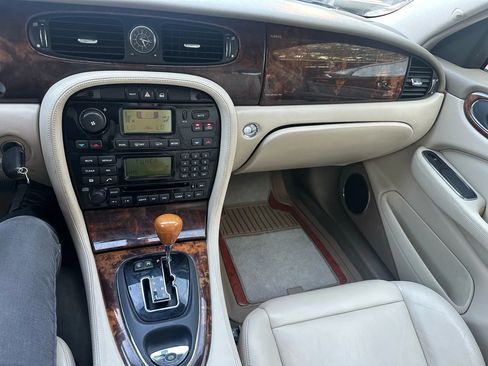 Used 2004 Jaguar XJ8 image 11