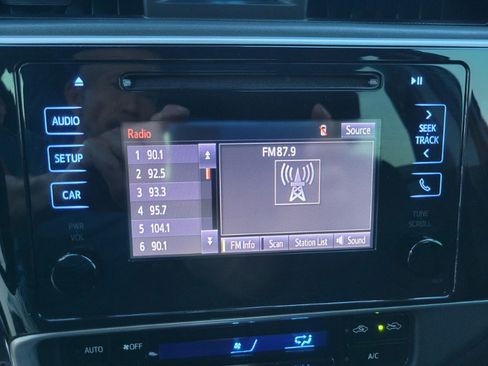 Used 2019 Toyota Corolla LE FWD image 37