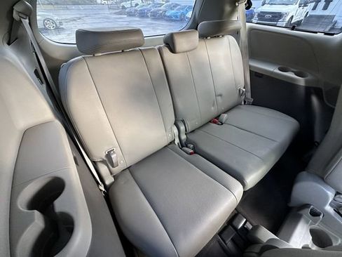 Used 2015 Toyota Sienna XLE image 38