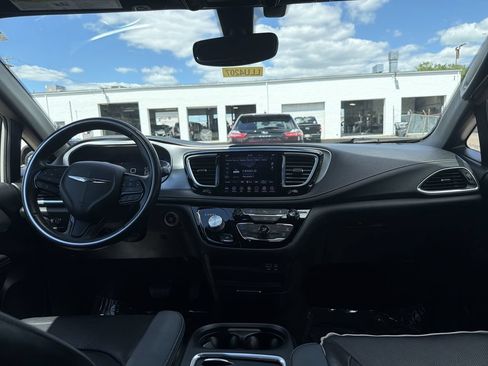 Used 2020 Chrysler Pacifica Limited w/ S Appearance Package FWD image 17