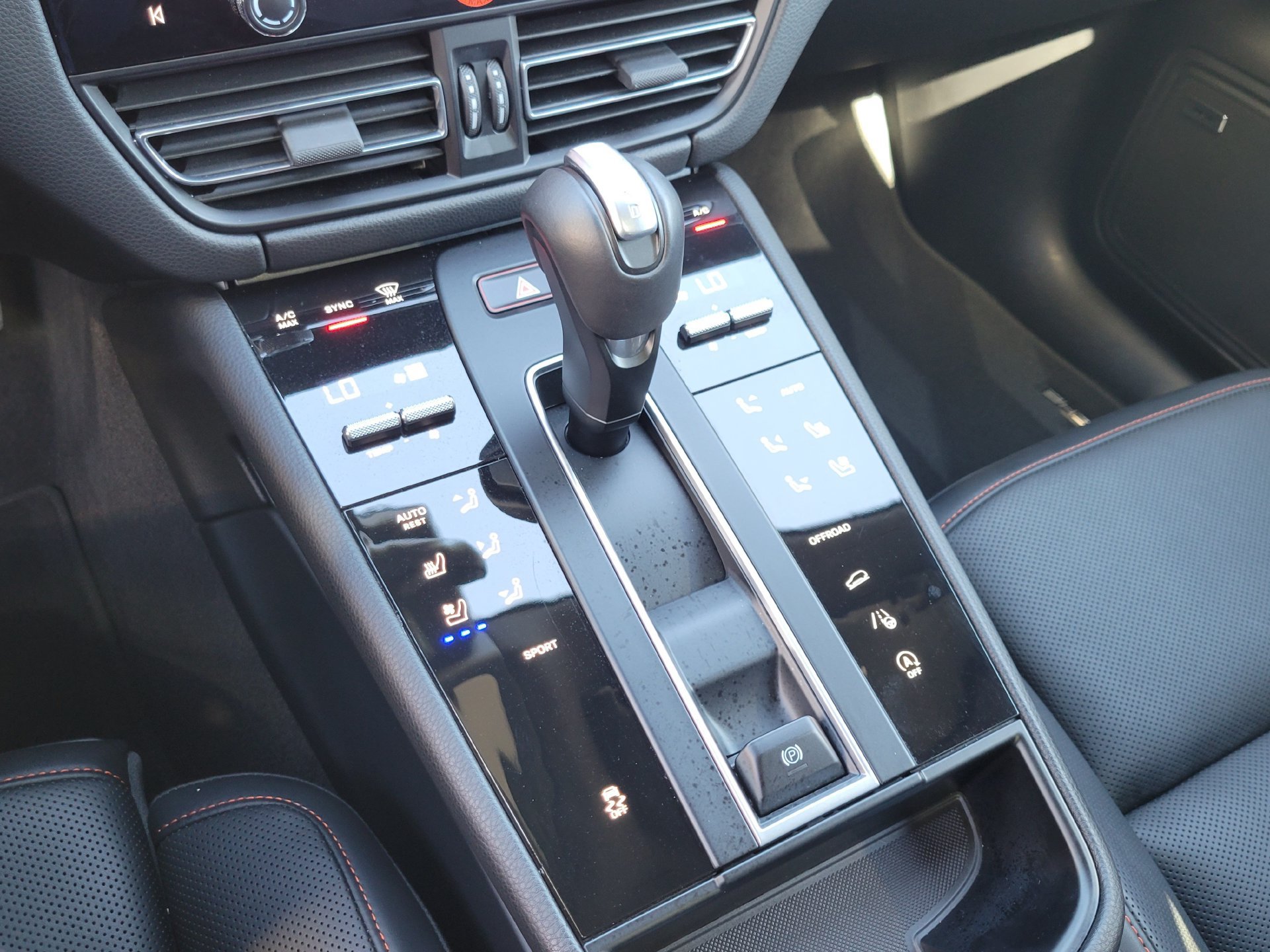 Used 2026 Porsche Macan AWD/4WD image 22