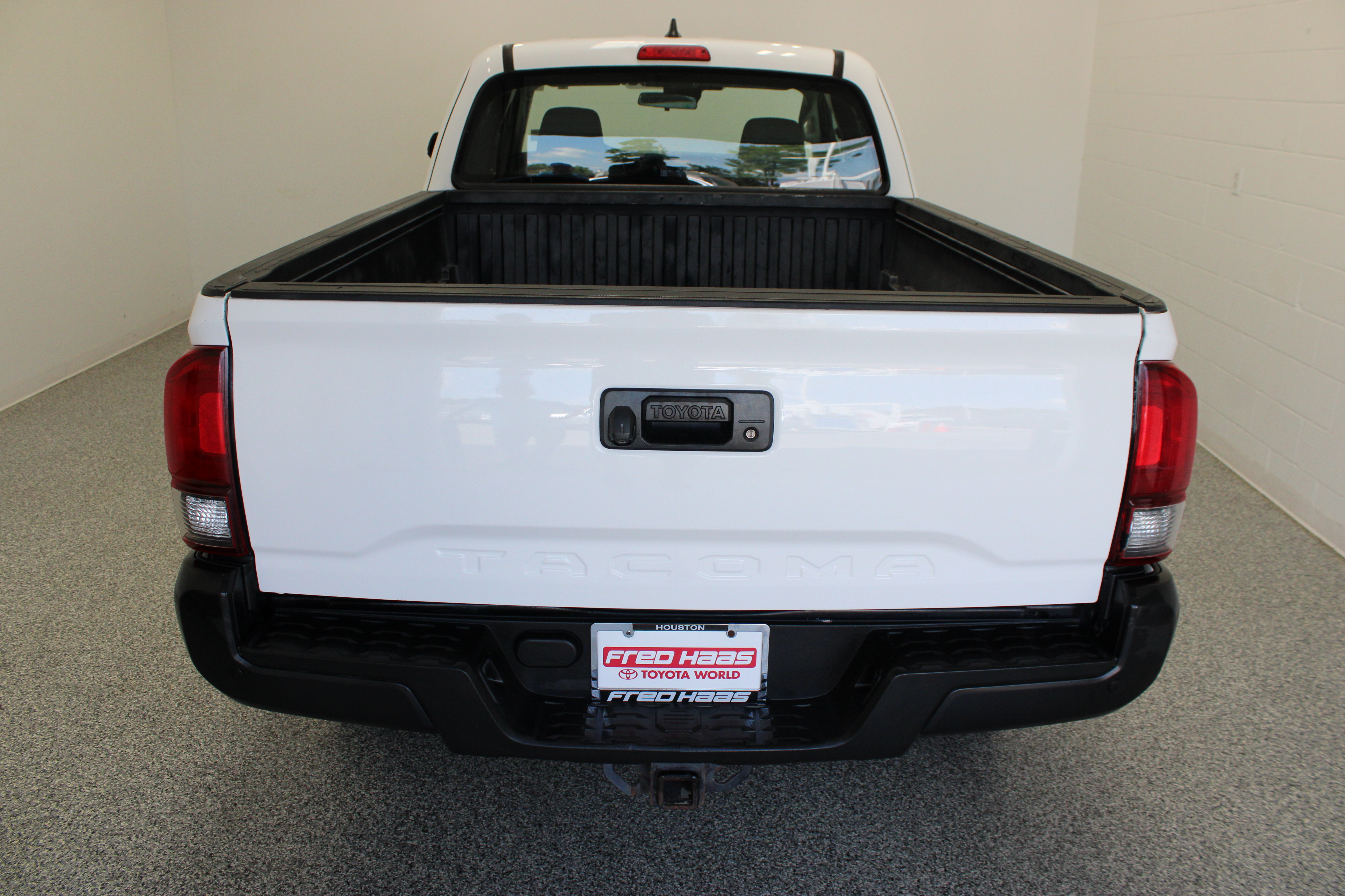 Used 2018 Toyota Tacoma SR RWD image 8