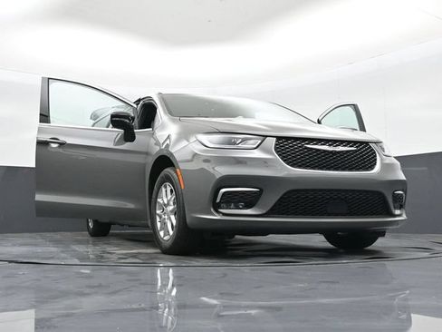 Used 2025 Chrysler Pacifica Select FWD image 54
