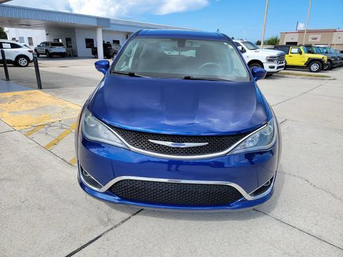 Used 2018 Chrysler Pacifica Touring Plus w/ Tire & Wheel Group FWD image 8