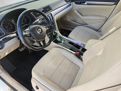 Used 2018 Volkswagen Passat 2.0T R-Line image 9
