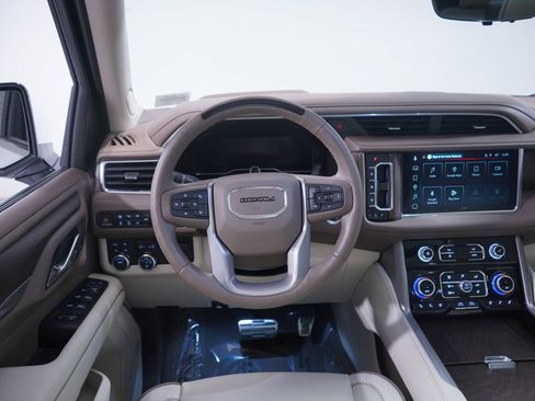 Used 2024 GMC Yukon Denali w/ Advanced Technology Package image 11