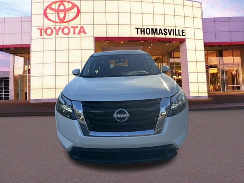 Used 2024 Nissan Pathfinder SV image 2