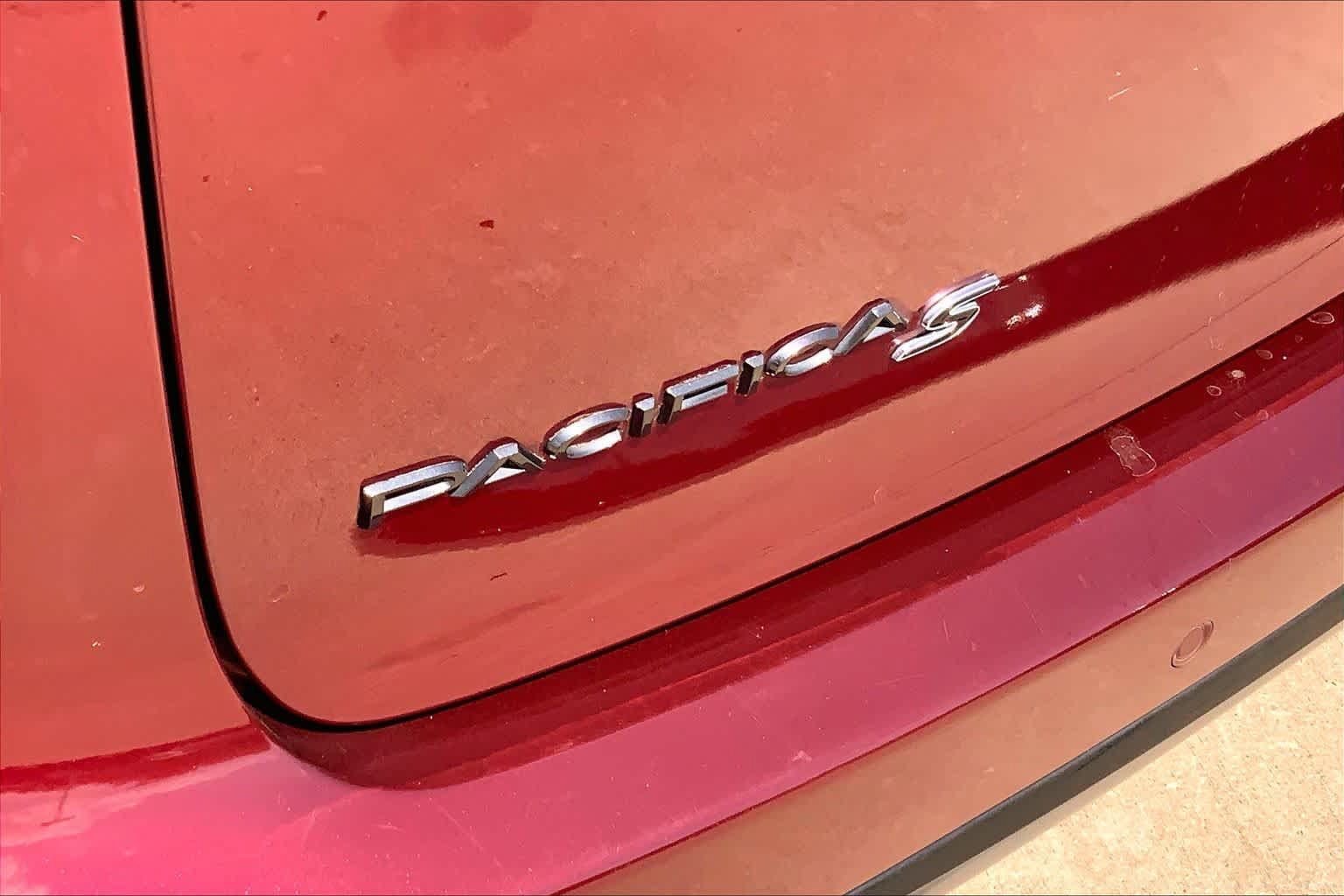 Used 2020 Chrysler Pacifica Touring-L w/ S Appearance Package FWD image 10