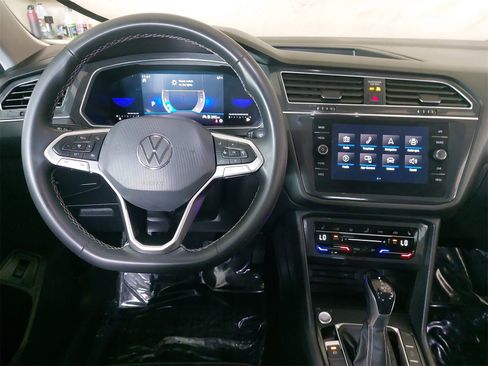 Used 2022 Volkswagen Tiguan SE image 16