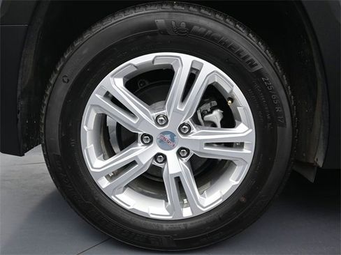 Used 2024 GMC Terrain SLE w/ Driver Convenience Package image 9