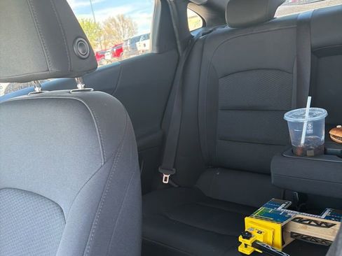 Used 2017 Chevrolet Malibu LT image 4