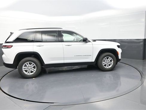 New 2025 Jeep Grand Cherokee Laredo image 8