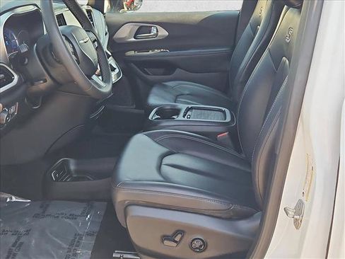 Used 2024 Chrysler Pacifica Limited FWD image 16
