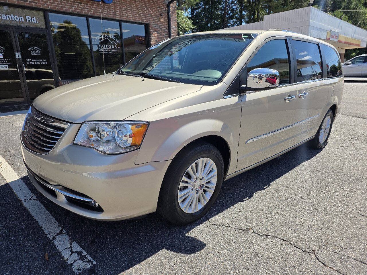 Used 2015 Chrysler Town & Country Limited Platinum FWD image 2